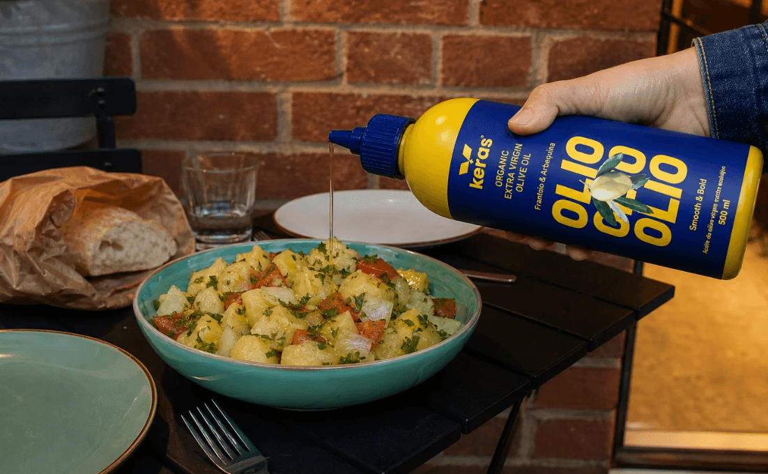 Botella Chef KERAS terminando un plato con aceite de oliva virgen extra ecológico